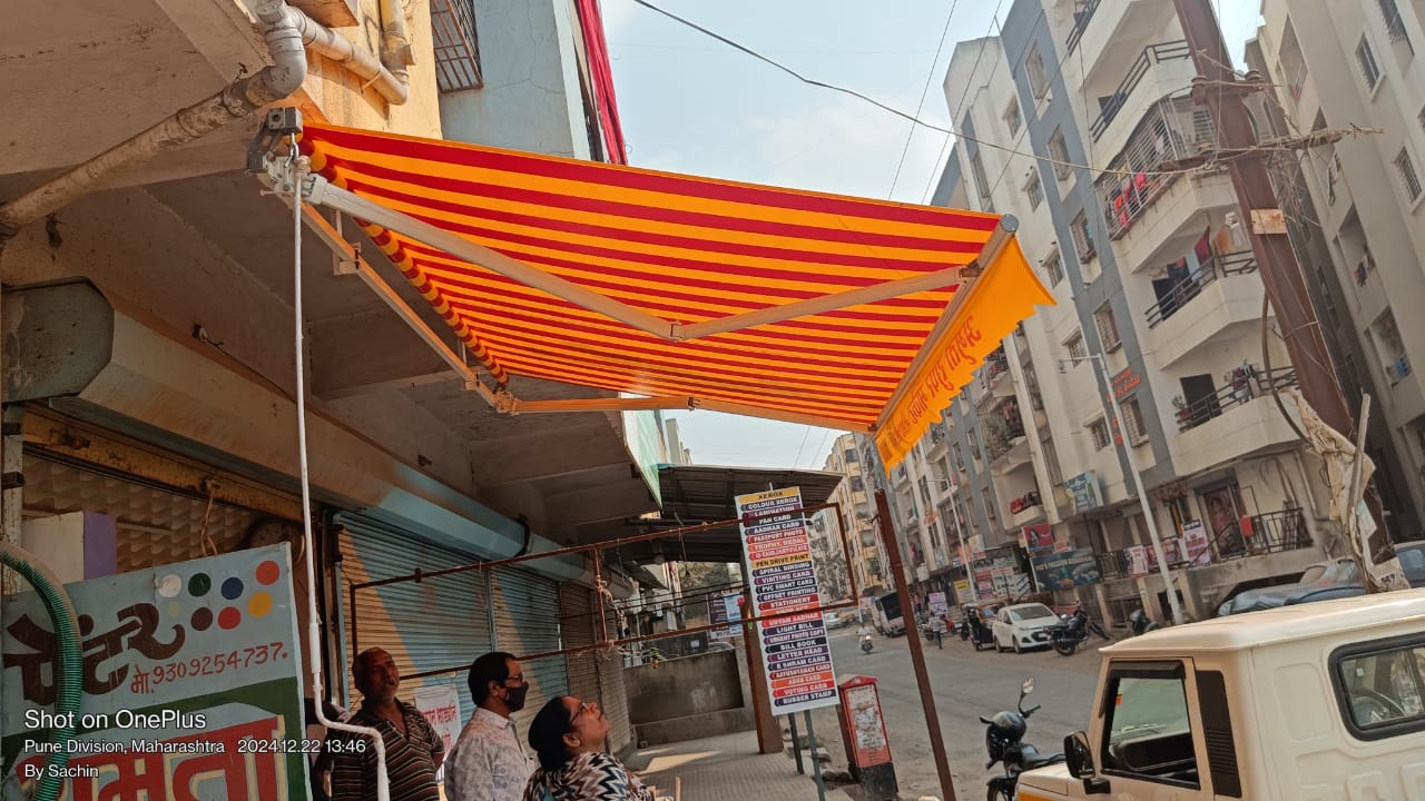 Retractable-folding-awning